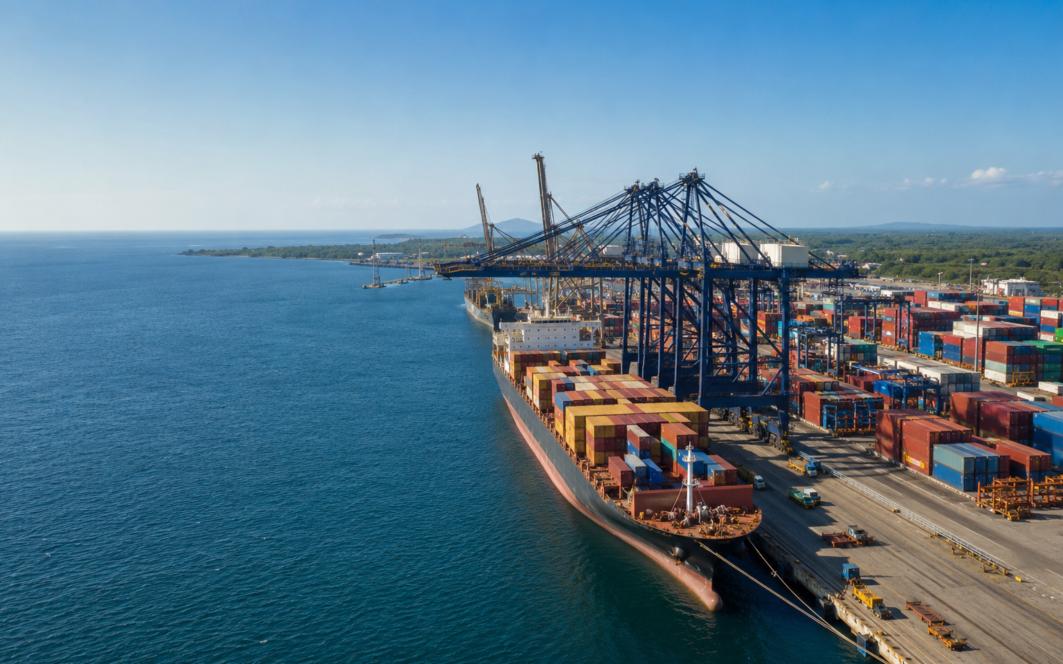 Terminal portuaria con buque, grúas y contenedores